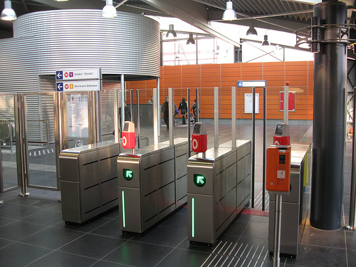 Πύλες εισόδου επιβατών σε σταθμό Μετρό των Βρυξελλών