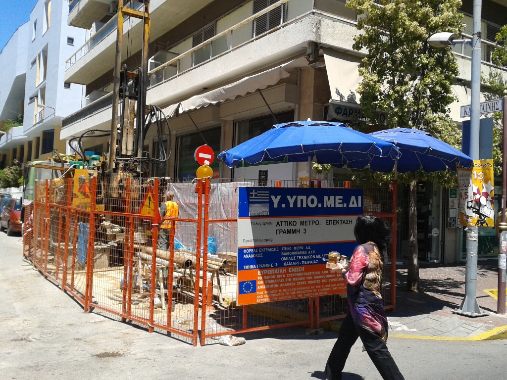 Συμπληρωματικές γεωτρήσεις κατά μήκος της επέκτασης του Μετρό προς Πειραιά. Πηγή: ΑΤΤΙΚΟ ΜΕΤΡΟ Α.Ε. Συμπληρωματικές γεωτρήσεις κατά μήκος της επέκτασης του Μετρό προς Πειραιά. Πηγή: ΑΤΤΙΚΟ ΜΕΤΡΟ Α.Ε.