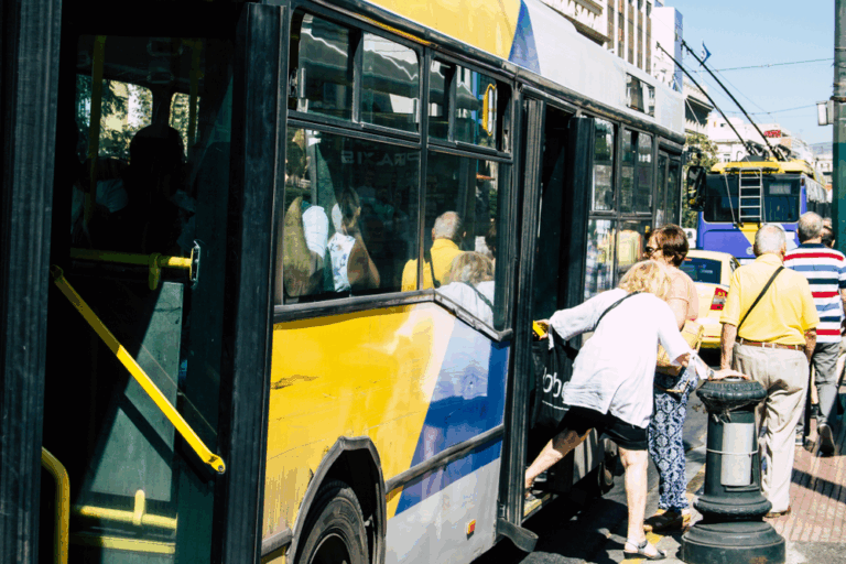 Οι επιβάτες αυξάνονται, τα δρομολόγια των ΜΜΜ συνεχώς μειώνονται